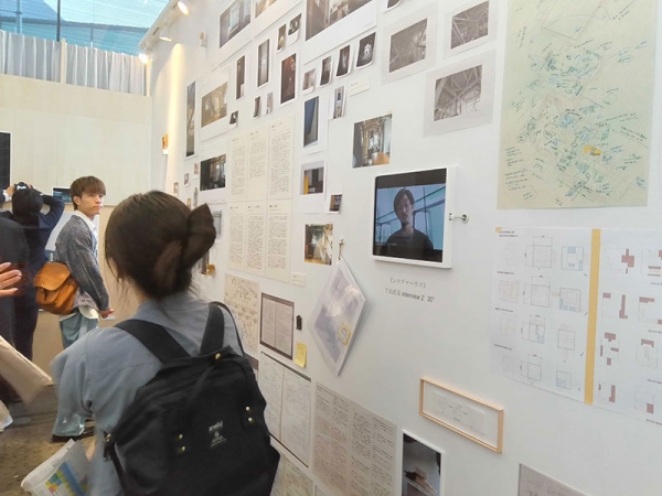 《シロクマハウス》下田直彦。壁いっぱいに言葉とイメージが貼られた