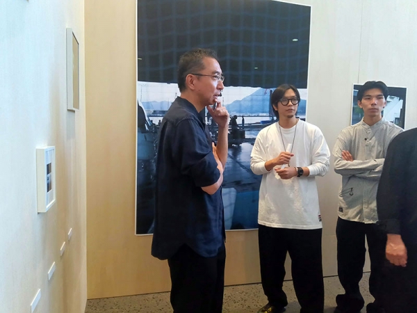 風景の写真が飾られた《想像の手ざわり》石田雄琉+房川修英の展示。質問をする藤本壮介氏