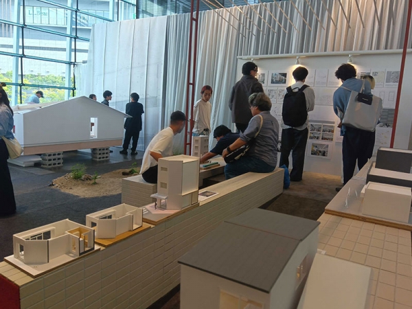 風景の写真が飾られた《想像の手ざわり》石田雄琉+房川修英の展示。質問をする藤本壮介氏