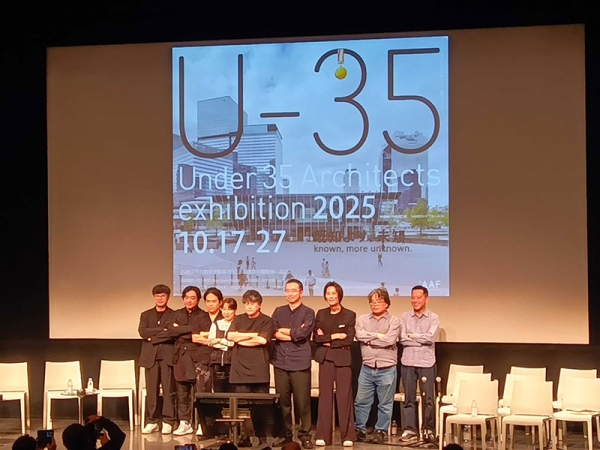 うめきたシップホールで開催された「Under 35 Architects exhibition 2025 35歳以下の若手建築家による建築の展覧会」。今年のテーマは「既知より、未知。」© satoshishigeta