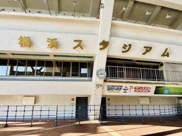 横浜市では「コミュニティボールパーク化構想」と合わせ、「横浜市旧市庁舎街区活用事業」が進行している。横浜スタジアムと一体となったまちづくりとはどのようなものか解説していく。