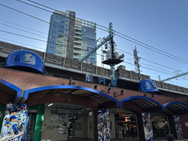 横浜市では「コミュニティボールパーク化構想」と合わせ、「横浜市旧市庁舎街区活用事業」が進行している。横浜スタジアムと一体となったまちづくりとはどのようなものか解説していく。