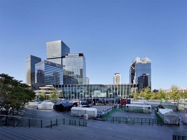 うめきたシップホールで開催された「Under 35 Architects exhibition 2025 35歳以下の若手建築家による建築の展覧会」。今年のテーマは「既知より、未知。」© satoshishigeta