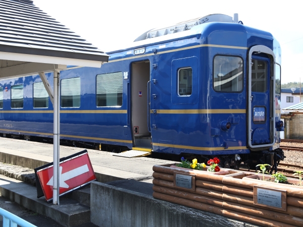 「ブルートレイン」の名前どおり、濃い青を身にまとった車体が印象的。昭和の面影を感じながら至福の時間を味わえる