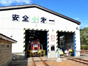 構内にある機関車庫。貴重な車両が動態保存の形で管理されているのが特徴。車輪など下回りまで間近で見られるため車体の大きさに圧倒される