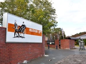 美しい景観が広がる「明治百年通り」。古きよき日本の街並みを感じながら散策できる