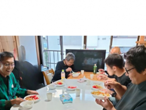 やどかりライフのサロンの様子。世代を超えて和気あいあいと食卓を囲む