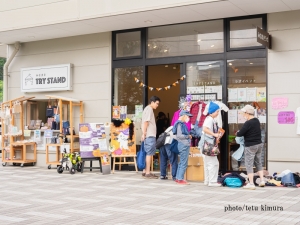 相鉄グループのエリアマネジメント拠点のひとつ、「みなまきラボ」。左側に見えるのが「みなまきTRYSTAND」