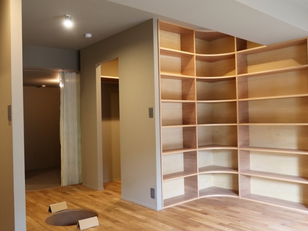 部屋の中央に穴。手前の玄関側は寝室など、穴の向こう、バルコニー側は仕事空間的な分け方になっているらしい。写真手前は一段低くなった、カーテンで囲うことができる場所(筆者撮影)