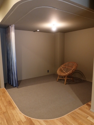 寝室などに使うことを想定しているのだろう、カーテンで囲える一段低くなった場所(筆者撮影)