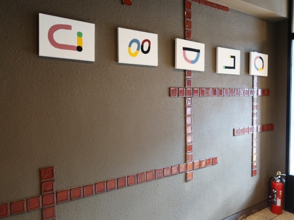 お正月などには賑わう車折神社。芸能の神さまとあって境内には多くの芸能人の名まえがあった(筆者撮影)