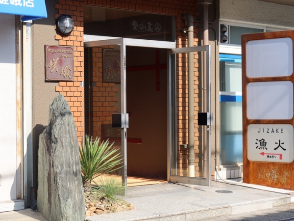 お正月などには賑わう車折神社。芸能の神さまとあって境内には多くの芸能人の名まえがあった(筆者撮影)