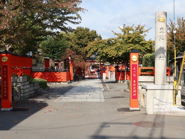 お正月などには賑わう車折神社。芸能の神さまとあって境内には多くの芸能人の名まえがあった(筆者撮影)