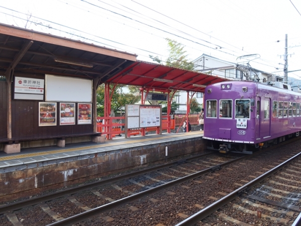 無人駅も多い嵐電だが、沿線には終着駅の嵐山はもちろん、観光地も多く、時間によってはかなり混んでいる(筆者撮影)