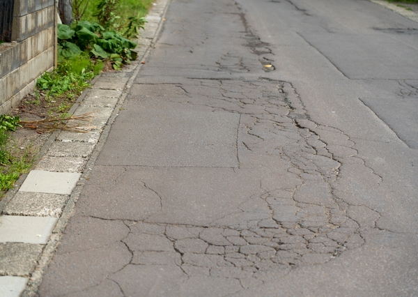 私道の欠陥が原因で事故が起きた場合、損害賠償責任を負う可能性も(画像はイメージ)