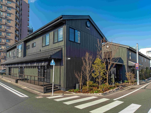 江戸長屋風の木造2階建ての外観が目を引く「T-home景(KEI)」。掲載した画像は、電線を削除するなど一部修正されている(本稿の写真提供:東武不動産)