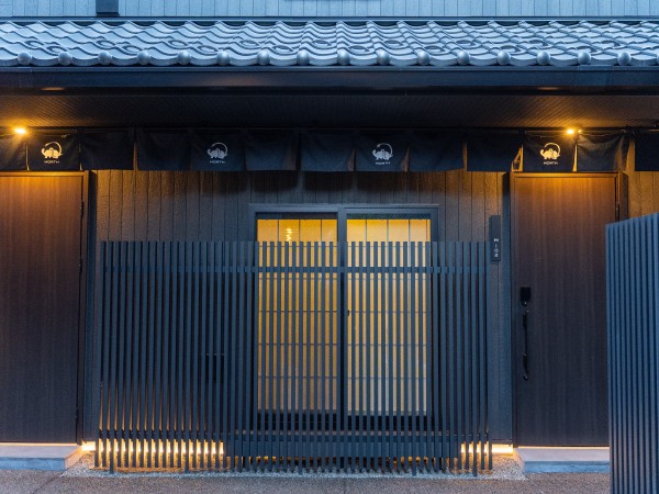 江戸長屋風の木造2階建ての外観が目を引く「T-home景(KEI)」。掲載した画像は、電線を削除するなど一部修正されている(本稿の写真提供:東武不動産)