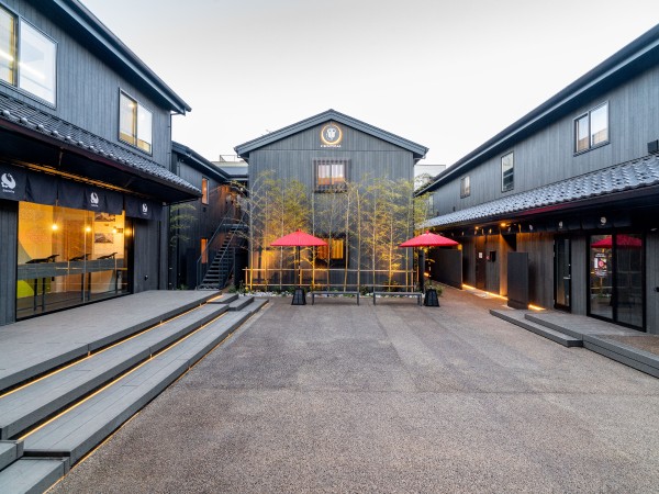 江戸長屋風の木造2階建ての外観が目を引く「T-home景(KEI)」。掲載した画像は、電線を削除するなど一部修正されている(本稿の写真提供:東武不動産)