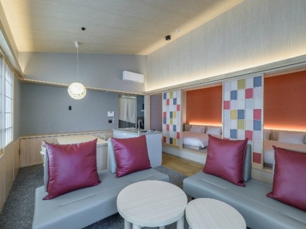 南棟2階のS202はインナーテラス付きの間取りだ。屋根断熱を生かした木目調の勾配天井が空間の開放感を高めている