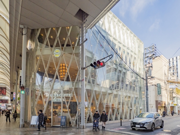 スタイリッシュな外観が印象的な「Tamaya BLD」は2012年に完成し、まだ約13年しか経っていないが、再開発の対象になっている(2025年12月撮影)