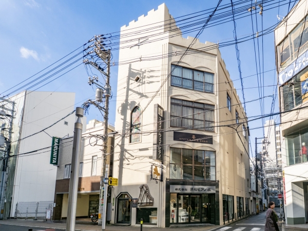 スタイリッシュな外観が印象的な「Tamaya BLD」は2012年に完成し、まだ約13年しか経っていないが、再開発の対象になっている(2025年12月撮影)