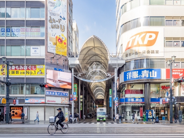 スタイリッシュな外観が印象的な「Tamaya BLD」は2012年に完成し、まだ約13年しか経っていないが、再開発の対象になっている(2025年12月撮影)