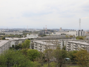 「防人見返りの峠」から林立する団地を見た様子