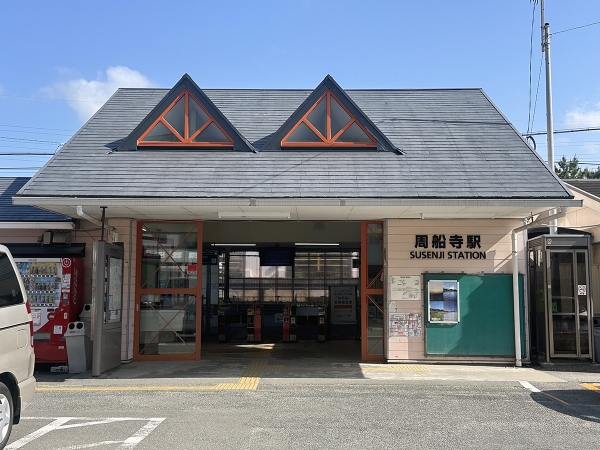 コンパクトな作りの周船寺駅