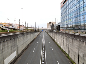 まるで高速道路のような多摩ニュータウン通り。左側は「三井アウトレットパーク多摩南大沢」