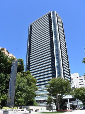 35階建ての高層ビル「柳ケ瀬グラッスル35」。住居や公益的施設、商業施設が入居する街の新しいランドマークだ(提供:岐阜市)