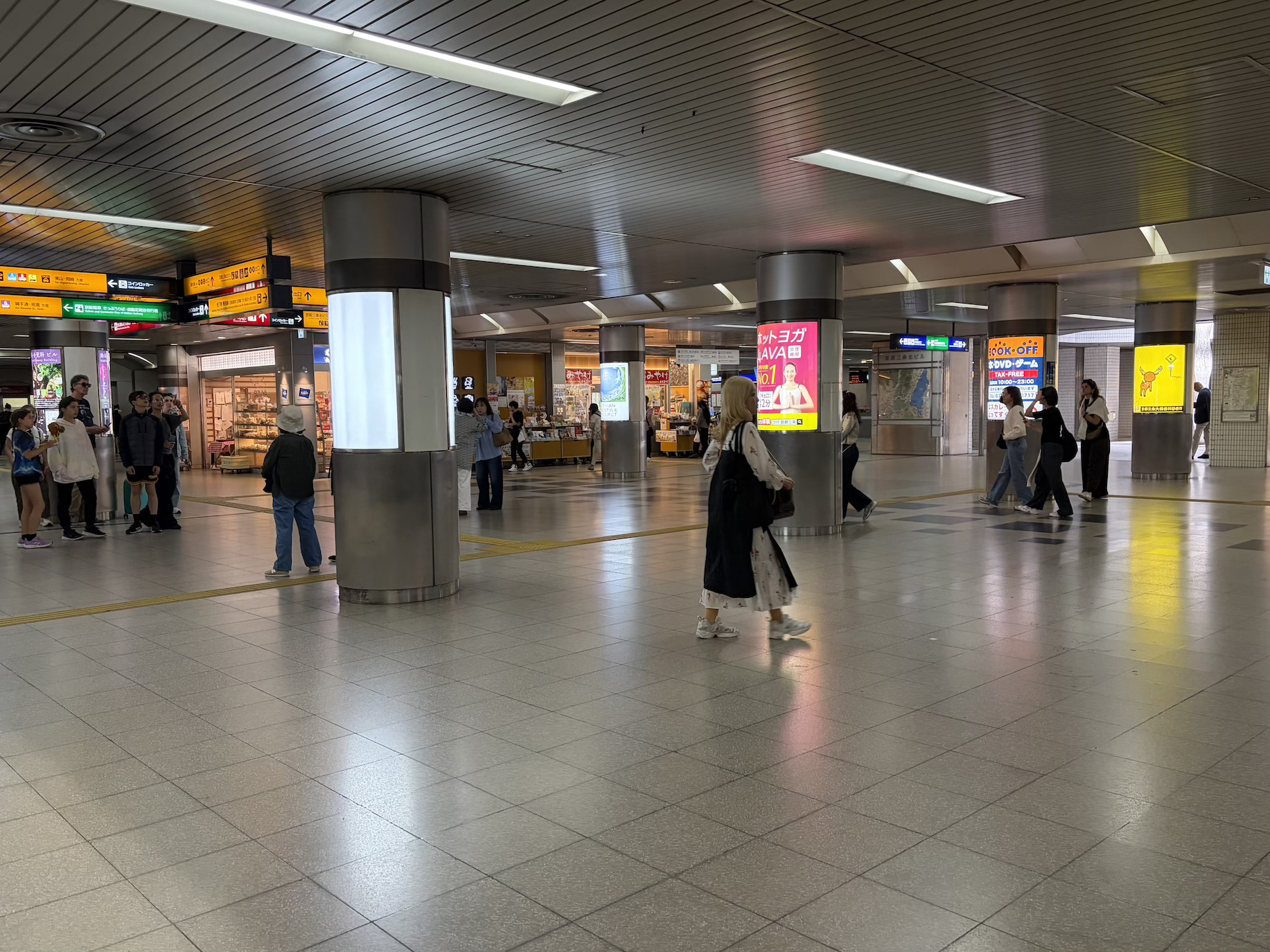 京阪三条駅構内