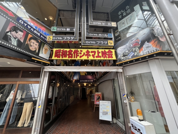 柳ケ瀬商店街のなかには、イタリアのパサージュ(路地)をイメージした小径が水路に沿って作られている。これも都会化の象徴なのだろうか