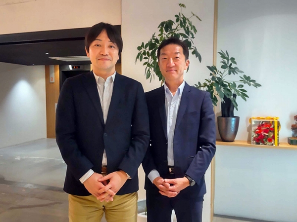 写真左)環境省 地球環境局 地球温暖化対策課 地球温暖化対策事業室/住宅・建築物脱炭素化事業推進室長 寺井 徹氏</br>写真右)一般社団法人 日本サッシ協会事務局長 山本 英司氏