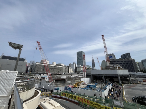 新宿駅西口の現況(新宿西口ハルクより撮影) ※2026年4月末撮影