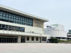 福岡国際センター(左)と福岡サンパレス(右)。ともに1981年開業で築44年が経過している
