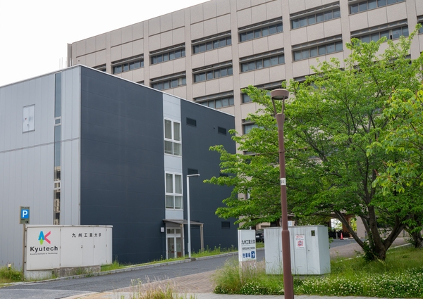 朝夕は大学生・高校生でにぎわう折尾駅