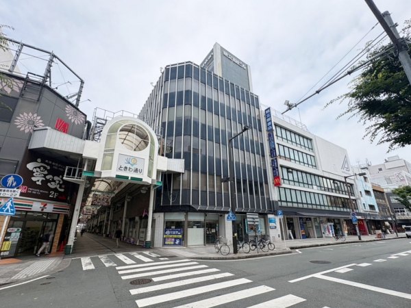 豊橋市が支援する民間再開発事業の位置図。2000年代から始まり、その多くが高層マンションだ(オレンジが完了、赤が事業中) ※出典:豊橋市まちなか活性課