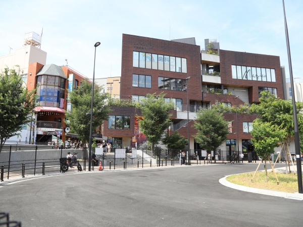 下北沢駅の改札を出て驚いたのが、駅前がずいぶん開けていたこと。</br>以前どうなっていたか、まったく思い出せないほどの変わりようだった