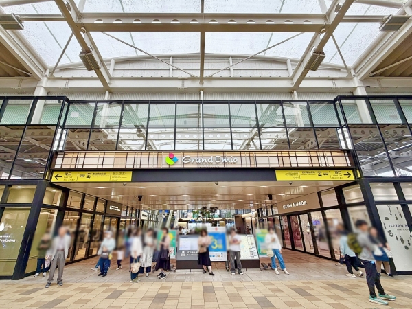 ▲所沢駅の中央改札を出ると「グランエミオ所沢」2階に直結。2018年の第1期、2020年の第2期増床開業を経て、アパレル、雑貨、カフェなど120を超える専門店でのショッピングを駅直結で楽しめるようになった。なお、グランエミオは西武鉄道と住友商事の共同開発による商業施設ブランドだ(筆者撮影)