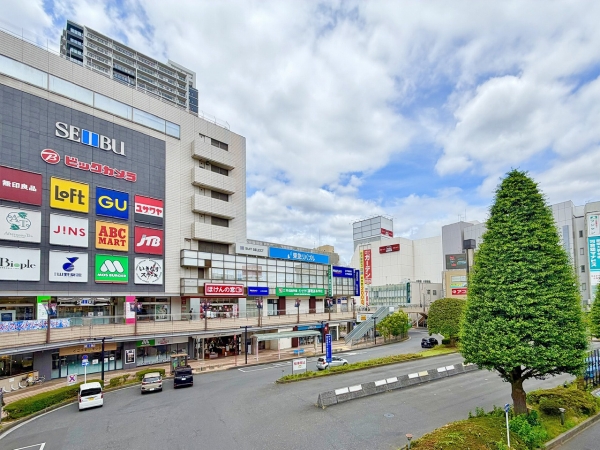 ▲一日の乗降客数が10万人を超えるビッグターミナル「所沢」駅が開業したのは明治28(1895)年のこと。その後駅周辺の区画整理事業を経て、昭和25(1950)年に所沢町が市制を施行して「所沢市」が誕生し、昭和30(1955)年に三ヶ島村と柳瀬村が編入合併して現在の市域の基礎が形成された(所沢駅西口/筆者撮影)