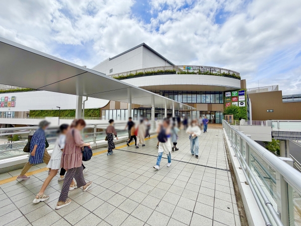 ▲西武鉄道の旧車両工場跡地を活用して誕生した「エミテラス所沢」。1階にはテラス付きのフードホールや人工芝の公園も併設されており、ファミリー人気が高い