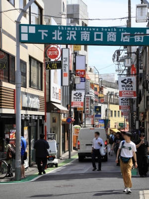 小さな店が立ち並ぶ商店街。人が多く狭い道は、車も通りにくそうだ