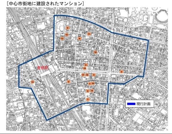奥に見える豊橋駅から至近の「emCAMPUS」。手前のEAST棟には市立の「まちなか図書館」や行政機関、カフェや店舗、大学のサテライトオフィスなどが入り、上部は住宅になっている