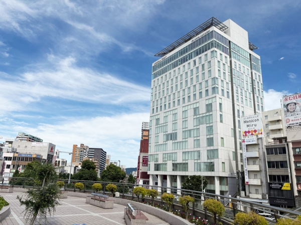 愛知県第1の都市といえば、知名度・人口ともに名古屋市の地位は揺らがない。では「第2の都市とは?」と聞くと、県民でも意見が分かれるのではないか。
歴史的に見れば、県で2番目に市政を開始し、新幹線の停車駅でもある「豊橋市」があげられるだろう。とはいえ2025年の国勢調査によると、人口は県で5位(約36万人)。2005年以降は、トヨタ自動車のおひざ元で県内最大の面積をもつ豊田市に2位の座を譲っている。