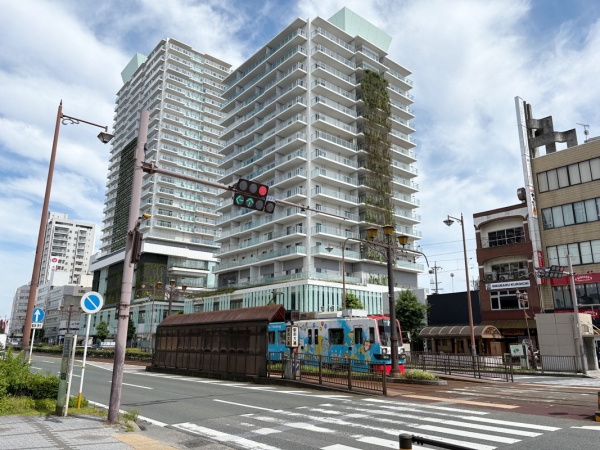奥に見える豊橋駅から至近の「emCAMPUS」。手前のEAST棟には市立の「まちなか図書館」や行政機関、カフェや店舗、大学のサテライトオフィスなどが入り、上部は住宅になっている