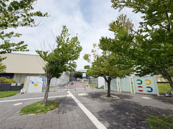 愛知県第1の都市といえば、知名度・人口ともに名古屋市の地位は揺らがない。では「第2の都市とは?」と聞くと、県民でも意見が分かれるのではないか。
歴史的に見れば、県で2番目に市政を開始し、新幹線の停車駅でもある「豊橋市」があげられるだろう。とはいえ2025年の国勢調査によると、人口は県で5位(約36万人)。2005年以降は、トヨタ自動車のおひざ元で県内最大の面積をもつ豊田市に2位の座を譲っている。
