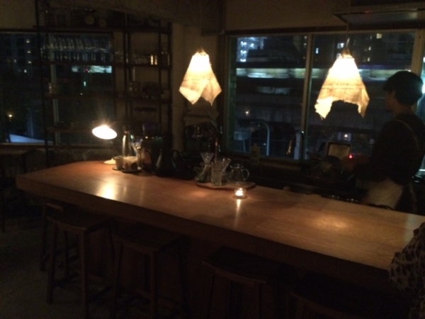 古いビルならではのテイストを生かした内装と、窓の外の神戸の夕景とのコラボが素敵なカフェ