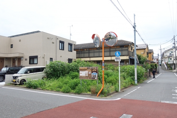 年をとったらどこでどう暮らすか、誰しも悩むところだが、そのうちでも問題が切実なのは単身者。その選択肢のひとつとして高齢女性が集まって住むコーポラティブ住宅建設が進んでいる。自由に設計できる部分もあり、建設時に一時金を拠出する必要があるが、賃貸ながら終身居住できるという。