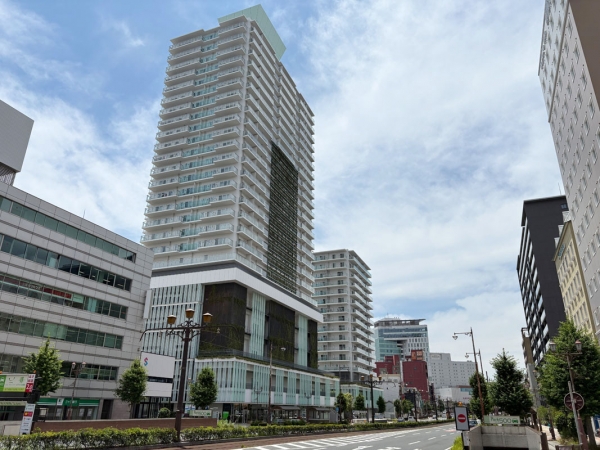 奥に見える豊橋駅から至近の「emCAMPUS」。手前のEAST棟には市立の「まちなか図書館」や行政機関、カフェや店舗、大学のサテライトオフィスなどが入り、上部は住宅になっている