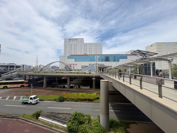新幹線、JR、名鉄、豊橋鉄道、バスなどが乗り入れ、東三河の玄関口となる豊橋駅